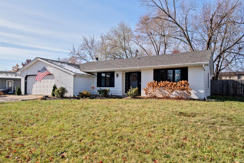 Photo of 3806 Pebblewood Place, Fort Wayne, IN 46804 (MLS # 202545912)
