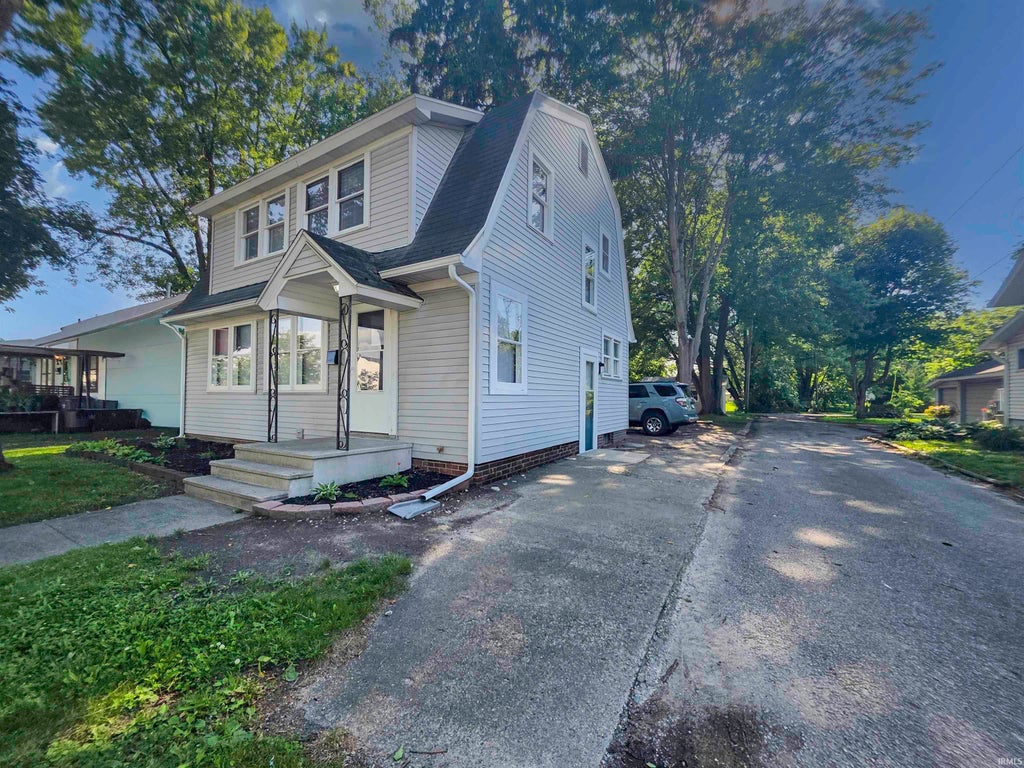 Photo of 109 N Indiana Avenue, Goshen, IN 46526 (MLS # 202625415)