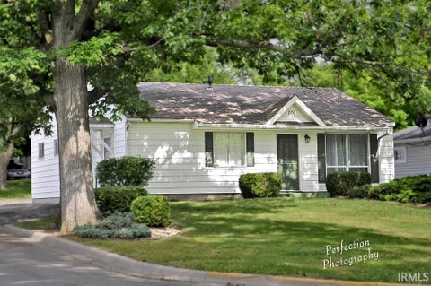 Photo of 501 S Morton Street, Warsaw, IN 46590 (MLS # 202637935)