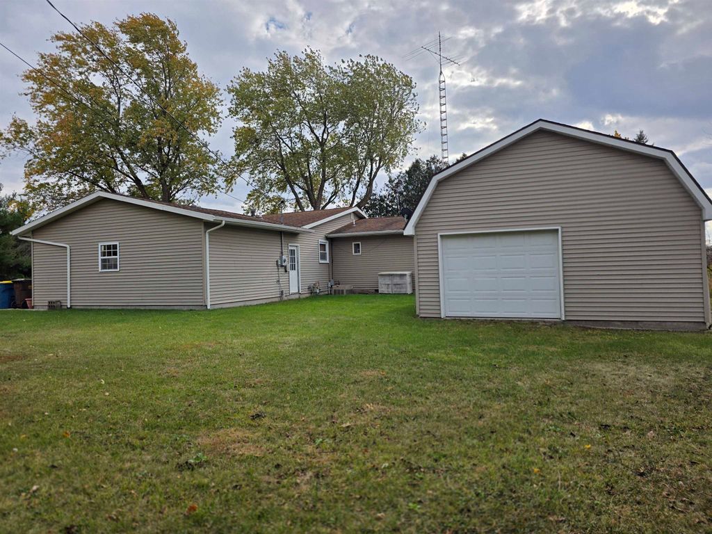 Photo of 1457 McConnell Drive, Bluffton, IN 46714 (MLS # 202607034)