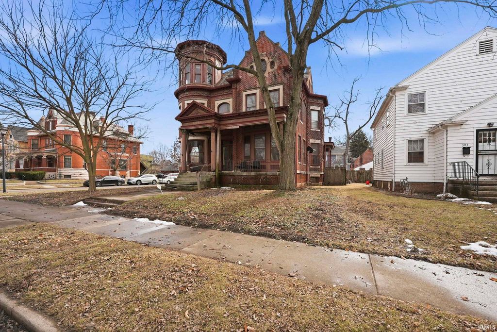 Photo of 301 W Creighton Avenue, Fort Wayne, IN 46807 (MLS # 202605344)