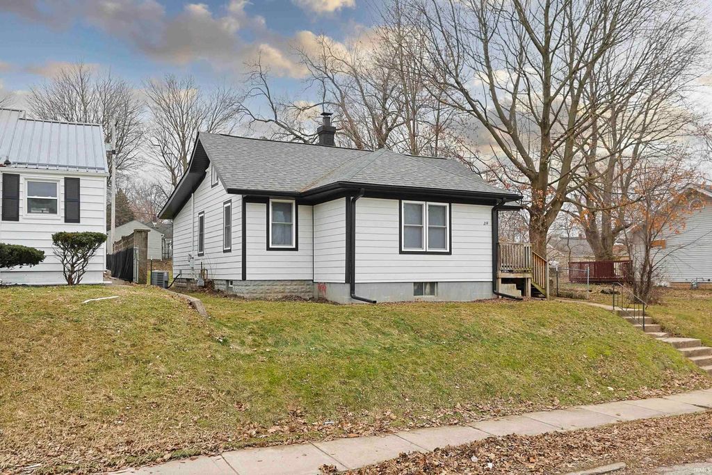 Photo of 214 E Woodside Street, South Bend, IN 46614 (MLS # 202607051)