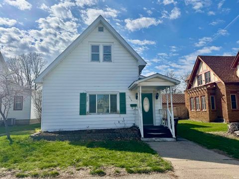 Photo of 1010 Jefferson Street, Rochester, IN 46975 (MLS # 202549667)
