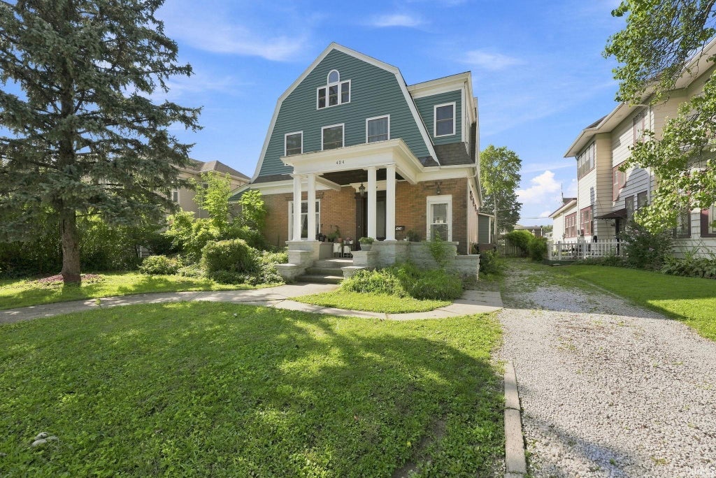 Photo of 424 W Washington Street, Bluffton, IN 46714 (MLS # 202633019)