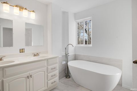 Tiny photo for 904 S Buckeye Street, Kokomo, IN 46901 (MLS # 202548120)