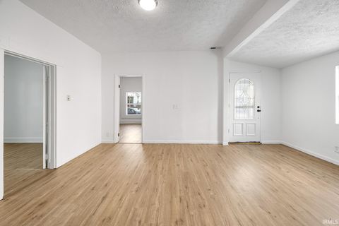 Tiny photo for 904 S Buckeye Street, Kokomo, IN 46901 (MLS # 202548120)