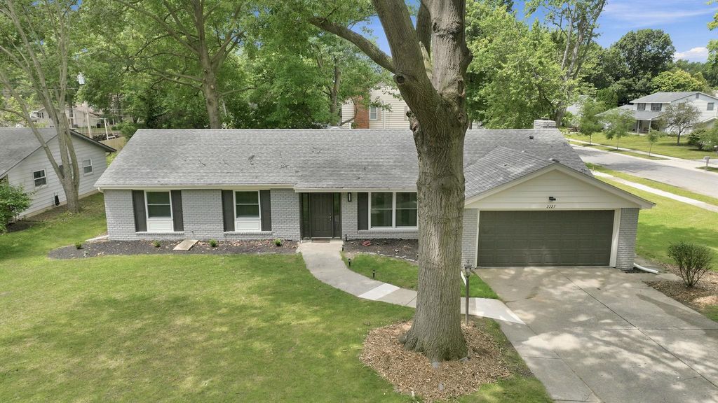 Photo of 2227 Lakeland Lane, Fort Wayne, IN 46815 (MLS # 202627778)