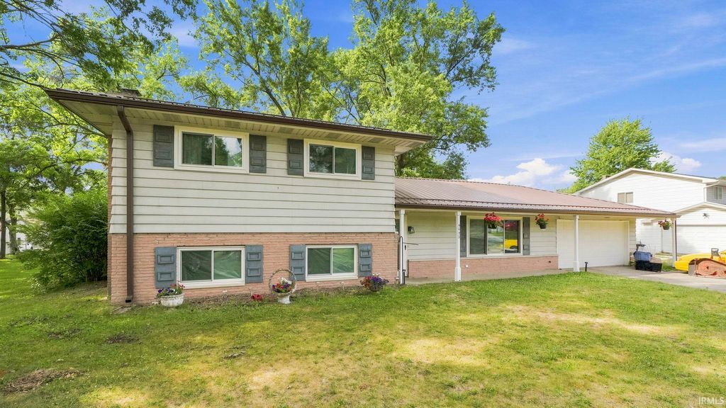 Photo of 4622 Lake Avenue, Fort Wayne, IN 46815 (MLS # 202626266)