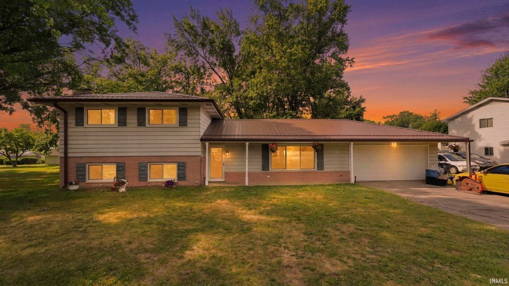 Photo of 4622 Lake Avenue, Fort Wayne, IN 46815 (MLS # 202626266)