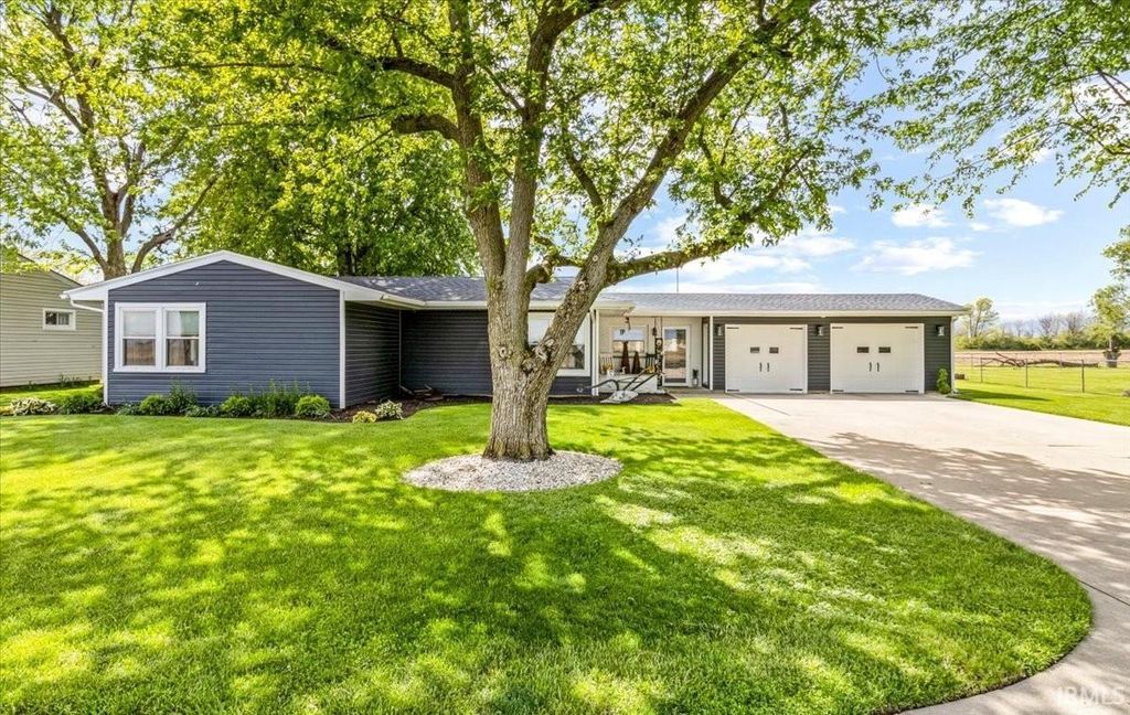 Photo of 404 S Evans Street, Saratoga, IN 47382 (MLS # 202616415)