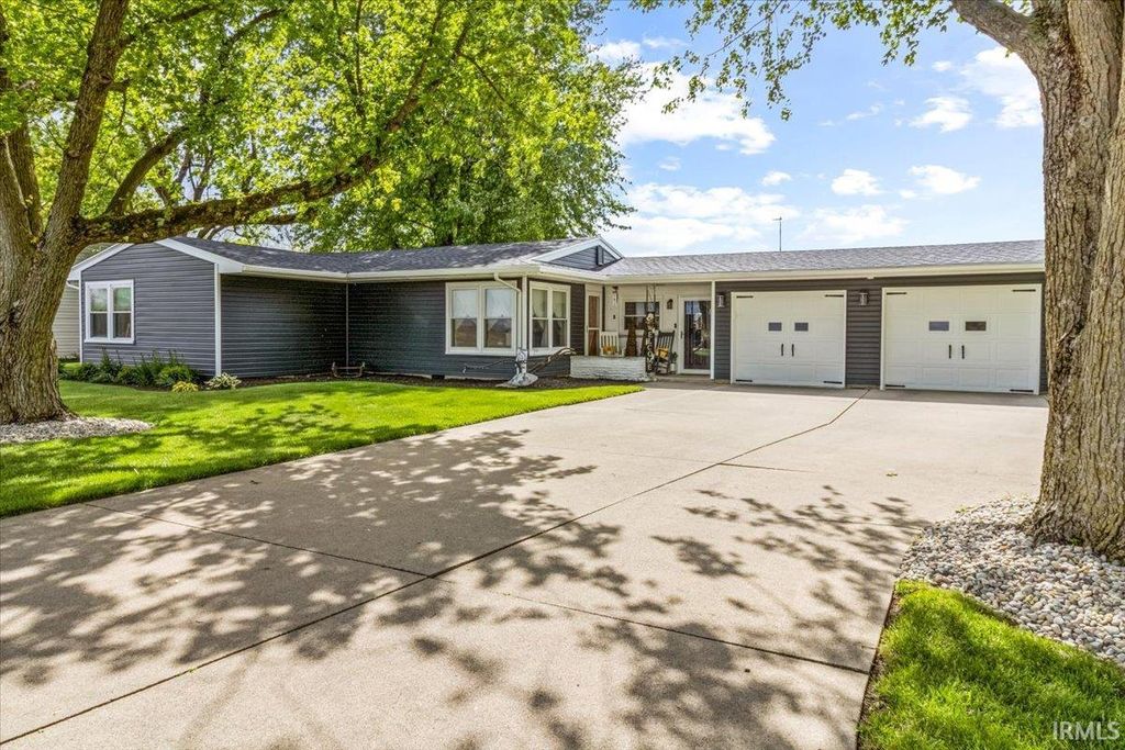 Photo of 404 S Evans Street, Saratoga, IN 47382 (MLS # 202616415)