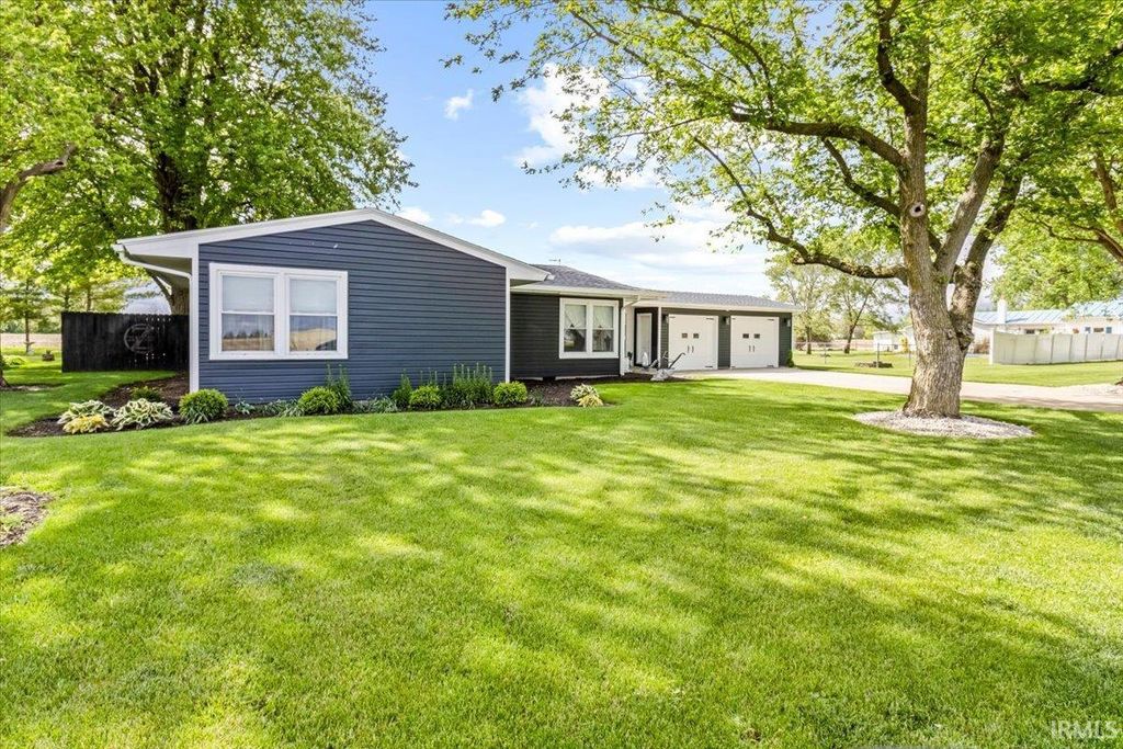 Photo of 404 S Evans Street, Saratoga, IN 47382 (MLS # 202616415)