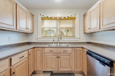 Tiny photo for 1361 Poplar Street, Huntington, IN 46750 (MLS # 202637853)