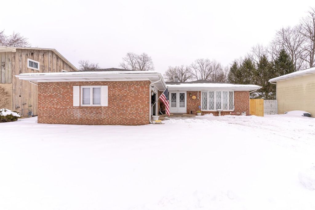 Photo of 140 Manchester Drive, Mishawaka, IN 46544 (MLS # 202603740)