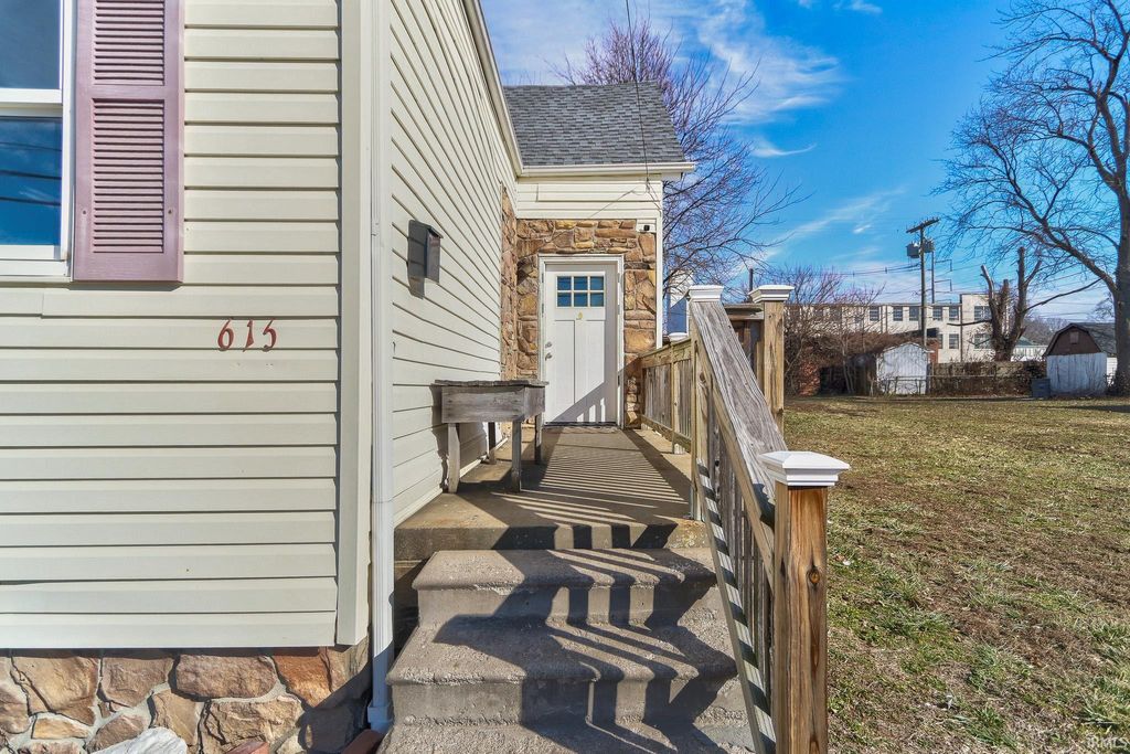 Photo of 615 N 10th Avenue, Evansville, IN 47712 (MLS # 202604825)