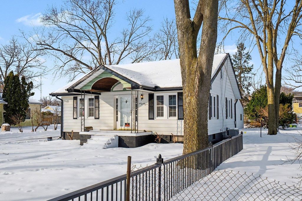 Photo of 123 Oakside Avenue, Mishawaka, IN 46544 (MLS # 202604408)