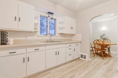 Tiny photo for 140 Oakside Avenue, Mishawaka, IN 46544 (MLS # 202547765)