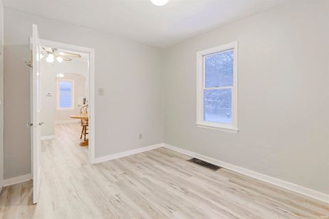 Tiny photo for 140 Oakside Avenue, Mishawaka, IN 46544 (MLS # 202547765)