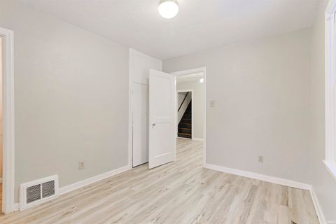 Tiny photo for 140 Oakside Avenue, Mishawaka, IN 46544 (MLS # 202547765)