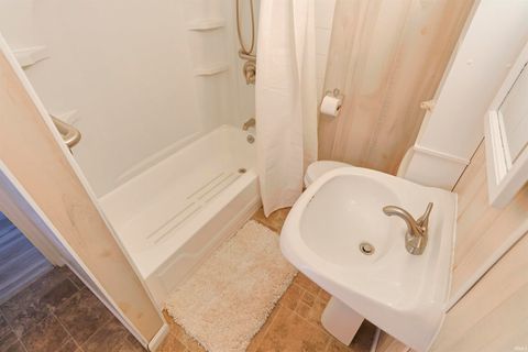 Tiny photo for 140 Oakside Avenue, Mishawaka, IN 46544 (MLS # 202547765)