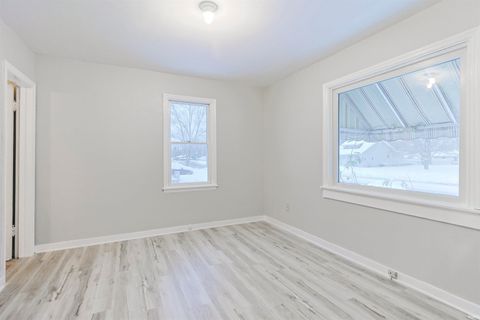 Tiny photo for 140 Oakside Avenue, Mishawaka, IN 46544 (MLS # 202547765)