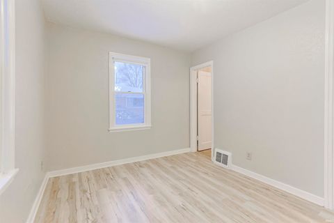 Tiny photo for 140 Oakside Avenue, Mishawaka, IN 46544 (MLS # 202547765)