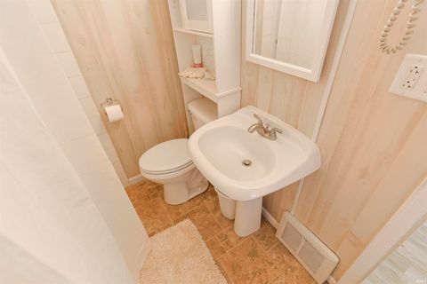 Tiny photo for 140 Oakside Avenue, Mishawaka, IN 46544 (MLS # 202547765)