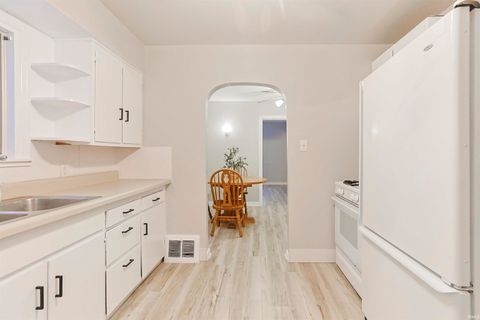 Tiny photo for 140 Oakside Avenue, Mishawaka, IN 46544 (MLS # 202547765)