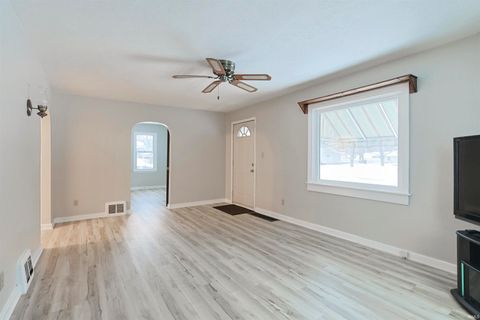 Tiny photo for 140 Oakside Avenue, Mishawaka, IN 46544 (MLS # 202547765)