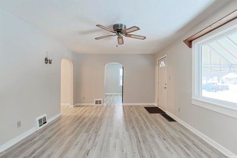 Tiny photo for 140 Oakside Avenue, Mishawaka, IN 46544 (MLS # 202547765)