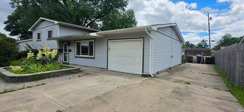Photo of 1417 Lower Huntington Road, Fort Wayne, IN 46819 (MLS # 202624155)