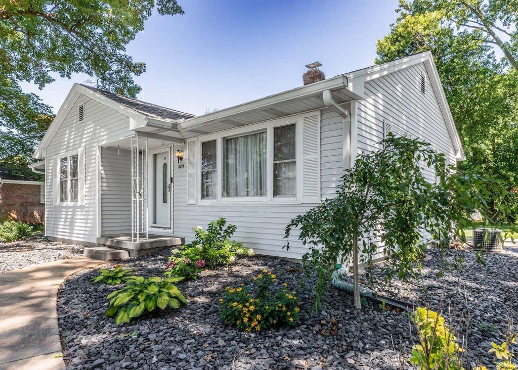 Photo of 5318 Monroe Avenue, Evansville, IN 47715 (MLS # 202628635)