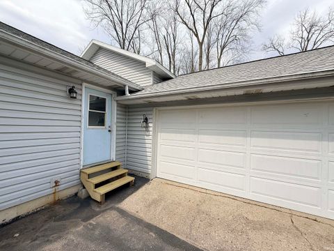 Tiny photo for 6449 E McGuire Road, Churubusco, IN 46723 (MLS # 202612348)