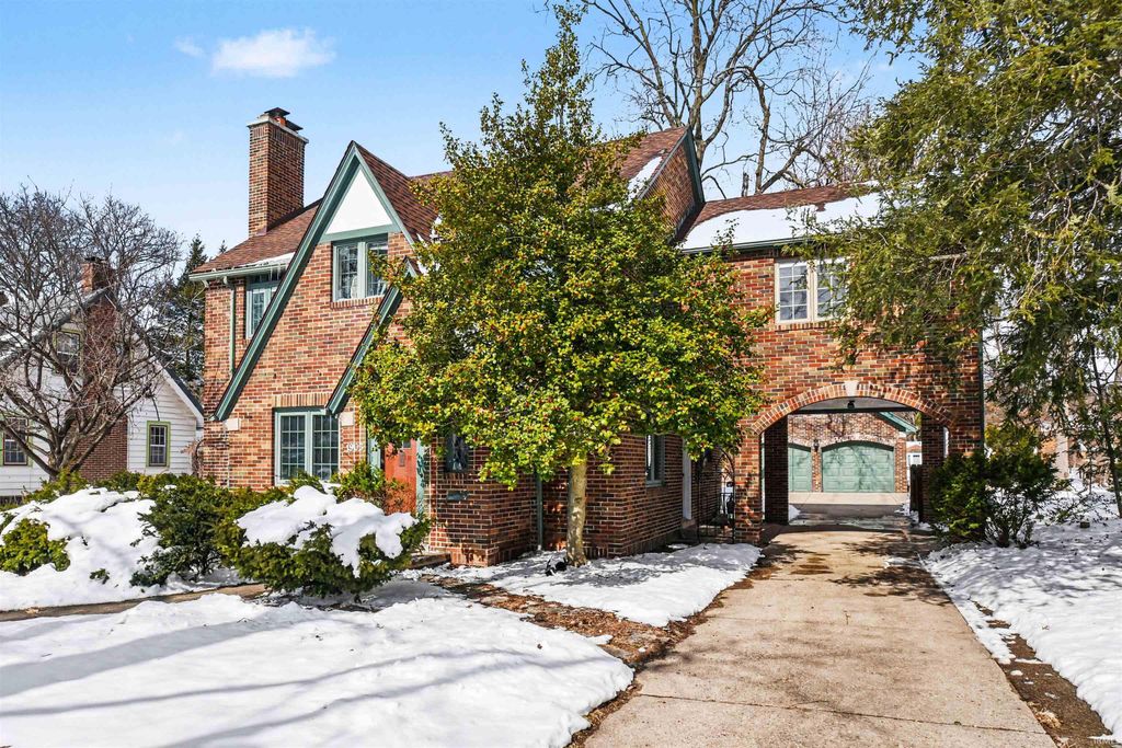 Photo of 1905 E Madison Street, South Bend, IN 46617 (MLS # 202606078)