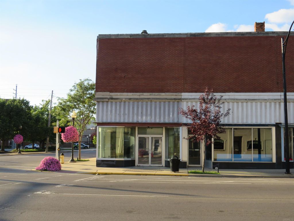 Photo for 400 E Broadway Street, Logansport, IN 46947 (MLS # 202234804)
