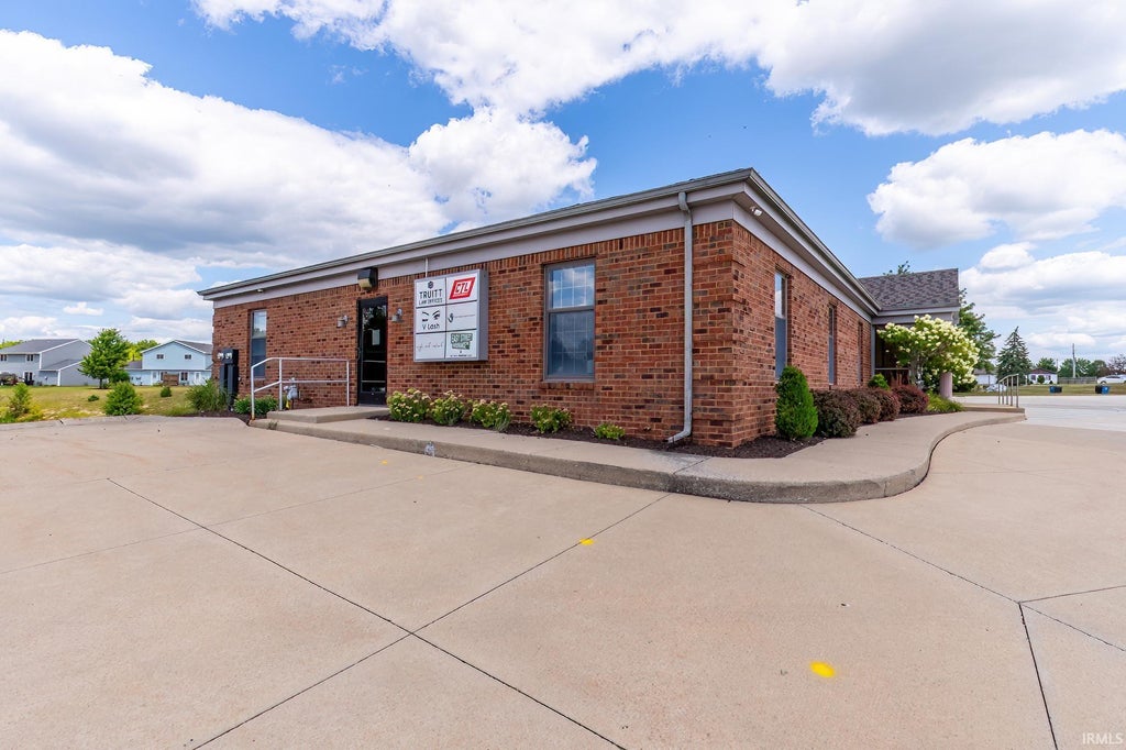 Photo of 5525 OAK VALLEY Place, Fort Wayne, IN 46845 (MLS # 202630338)