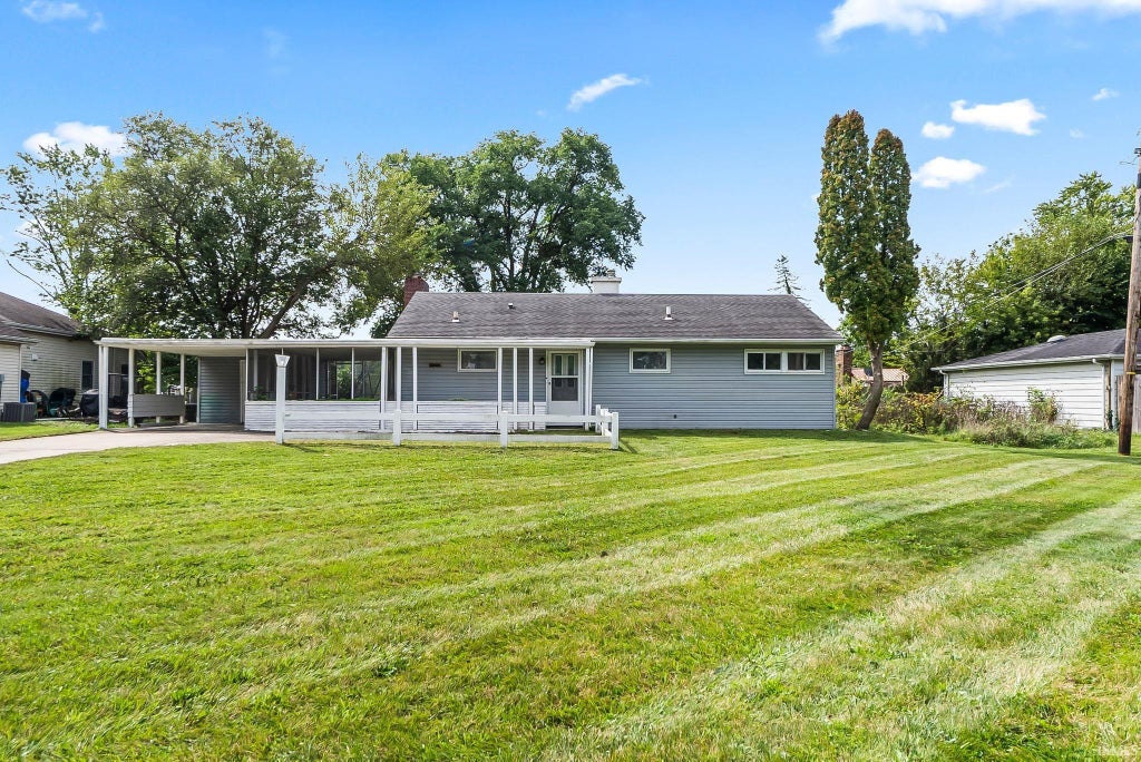 Photo of 116 E Hoover Drive, Fort Wayne, IN 46816 (MLS # 202637243)