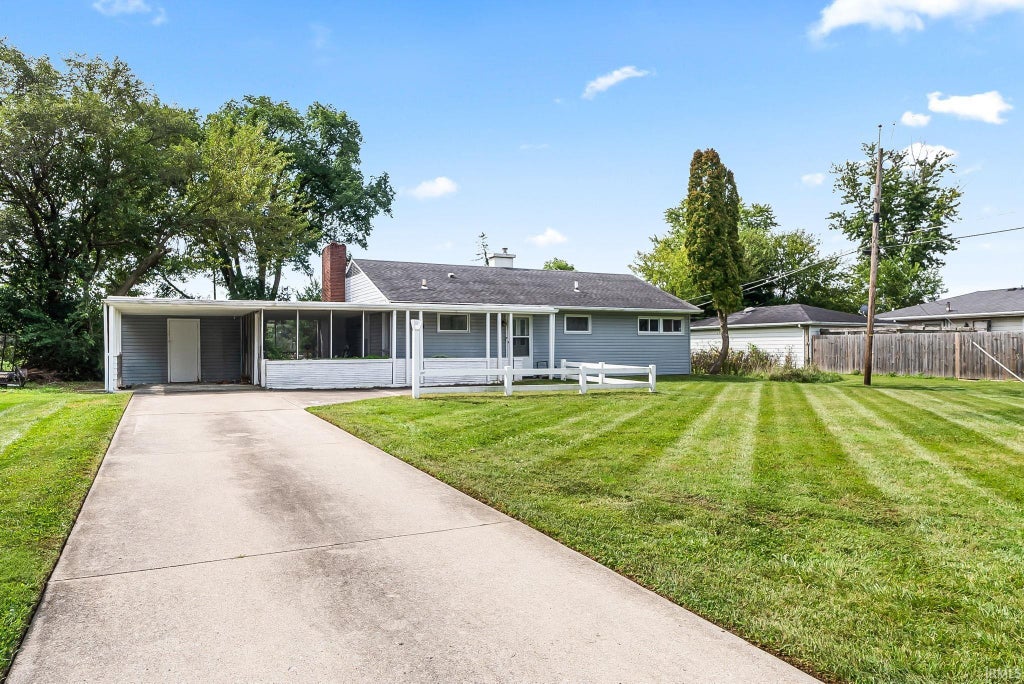 Photo of 116 E Hoover Drive, Fort Wayne, IN 46816 (MLS # 202637243)