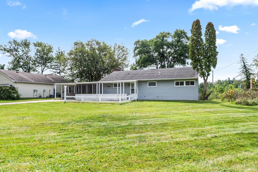 Photo of 116 E Hoover Drive, Fort Wayne, IN 46816 (MLS # 202637243)
