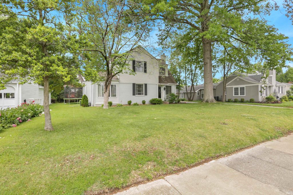 Photo of 213 S Fairlawn Avenue, Evansville, IN 47714 (MLS # 202617311)