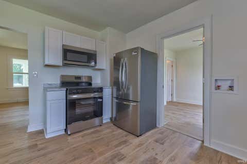 Tiny photo for 1632 E Illinois Street, Evansville, IN 47711 (MLS # 202631886)