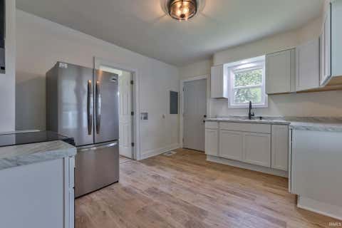 Tiny photo for 1632 E Illinois Street, Evansville, IN 47711 (MLS # 202631886)