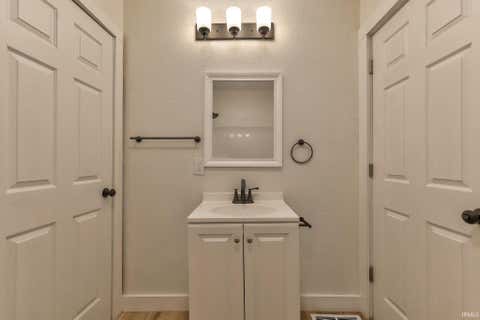 Tiny photo for 1632 E Illinois Street, Evansville, IN 47711 (MLS # 202631886)