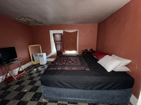 Tiny photo for 637 E Indiana Avenue, South Bend, IN 46613 (MLS # 202642112)