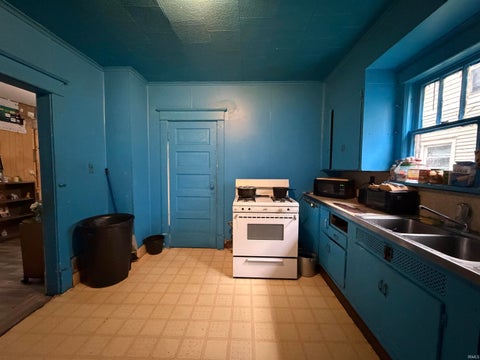 Tiny photo for 637 E Indiana Avenue, South Bend, IN 46613 (MLS # 202642112)
