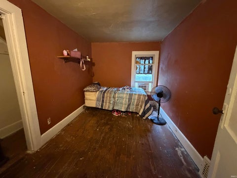 Tiny photo for 637 E Indiana Avenue, South Bend, IN 46613 (MLS # 202642112)