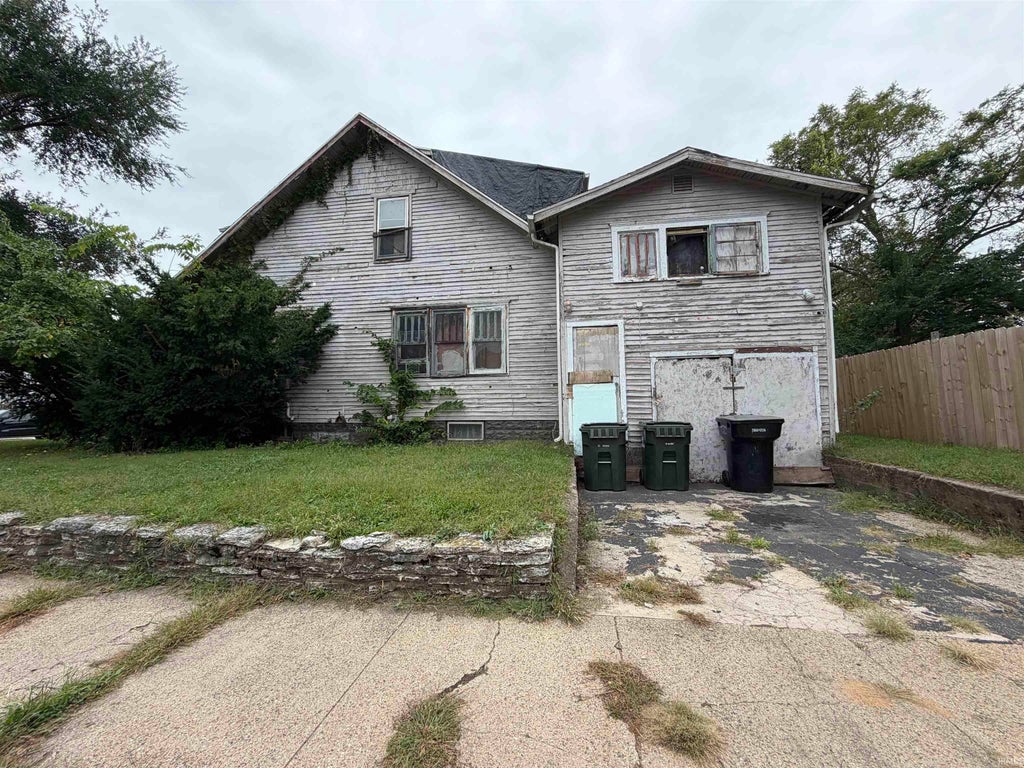Photo of 637 E Indiana Avenue, South Bend, IN 46613 (MLS # 202642112)