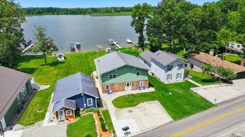 Photo of 2083 Chapman LaKe Drive, Warsaw, IN 46582 (MLS # 202625639)