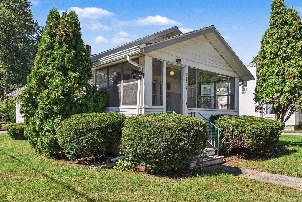 Photo of 1201 Magnolia Avenue, Elkhart, IN 46514 (MLS # 202641008)