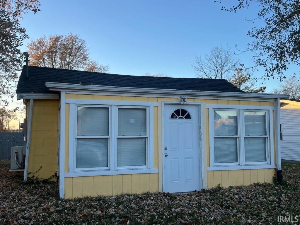 Photo of 524 Cherry Street, Greenfield, IN 46140 (MLS # 202546901)